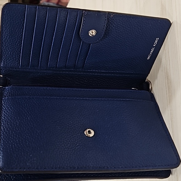 Michael Kors Wallet Crossbody - Picture 5 of 13